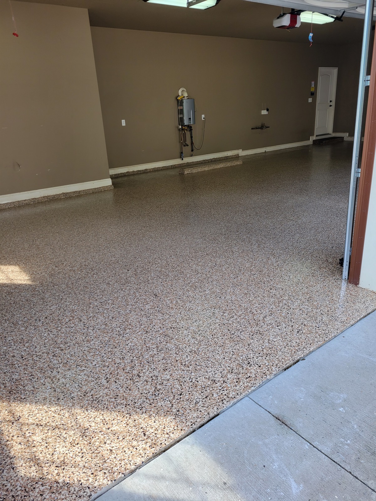 ADVANTAGES EPOXY CONCRETE FLOOR COATING VS. CONCRETE PAINT